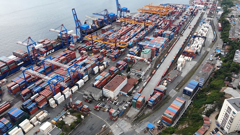 All hands to the port!